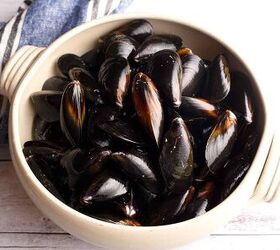 guinness and cream mussels, Washed and debearded mussels in a pottery bowl