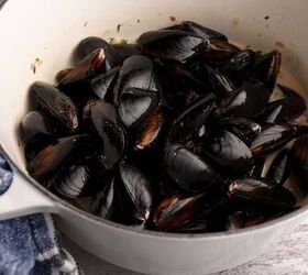 guinness and cream mussels, Mussels add to the pot to cook
