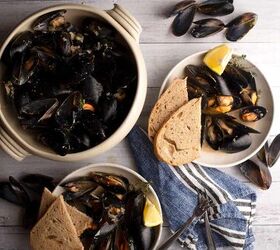 guinness and cream mussels, Large bowl of mussels with two servings dished up