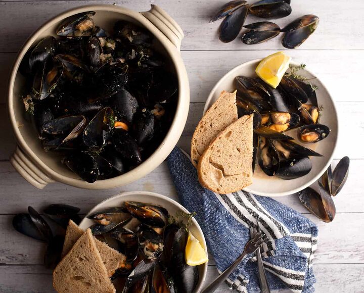 guinness and cream mussels, Large bowl of mussels with two servings dished up