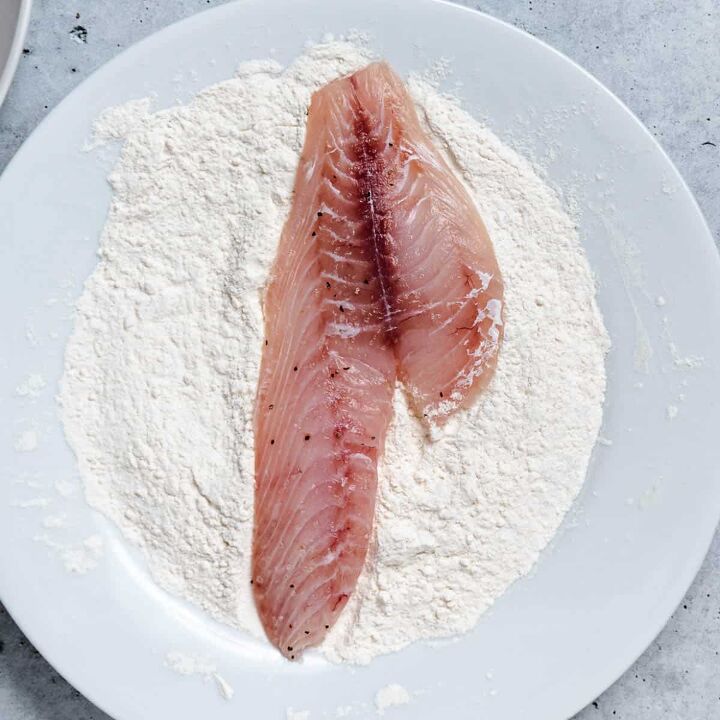 fish and mashed potatoes, Fish on a plate of flour