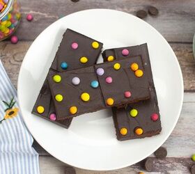 Loaded with rich chocolate flavor and colorful candy-coated rainbow chips, these Little Debbie brownies are irresistible for kids AND adults