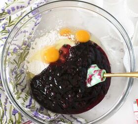<u>Mix a 21-oz can of blueberry pie filling with these 2 ingredients for an insanely easy dessert you'll LOVE</u>