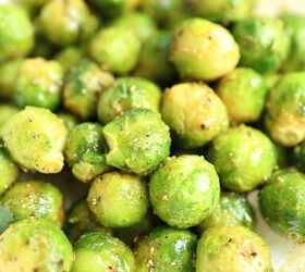 crispy air fryer brussels sprouts, Frozen Brussel sprouts tossed with olive oil and seasonings