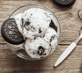 cookies and cream ice cream recipe no churn ice cream, Overhead image of cookies and cream ice cream in a glass bowl