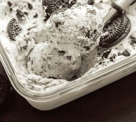 cookies and cream ice cream recipe no churn ice cream, close up image of cookies and cream ice cream in a glass dish
