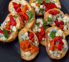 easy gorgonzola crostini with roasted red pepper, A black plate of gorgonzola crostini