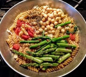 One-Pan Pasta With Chickpeas and Tomatoes | Foodtalk