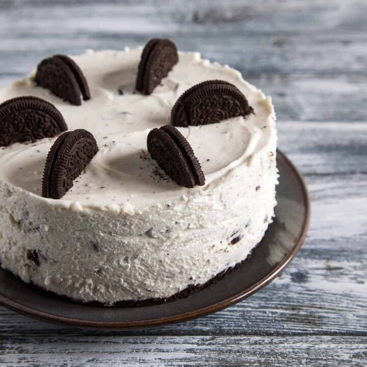 oreo cheesecake recipe cookies and cream cheesecake, An Oreo Cheesecake on a dark cake stand