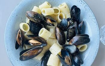 Mussel and Rigatoni Pasta in a White Wine Garlic Sauce