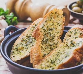 air fryer garlic bread recipe quick and crispy garlic bread, A bowl of air fryer garlic bread