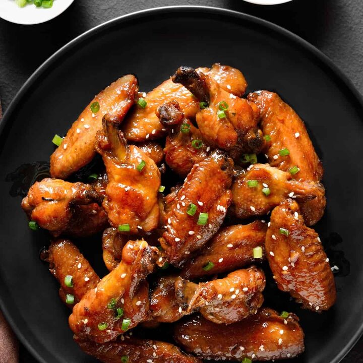 sticky chicken wings oven baked chinese chicken wings, Overhead image of Sticky Chicken Wings on a black plate