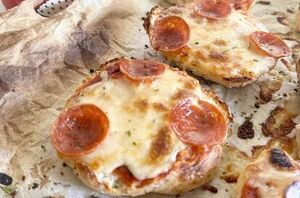 These 3-ingredient pizza bagels are SO easy to make & way better than anything store-bought