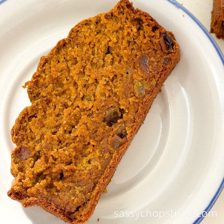healthy pumpkin banana bread with golden raisins, healthy pumpkin banana bread close