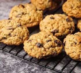 cranberry oatmeal cookies, Oatmeal cookies on a cooling rack next to linen towel