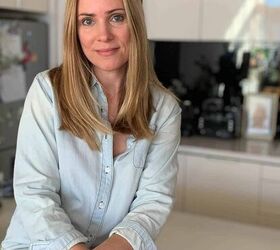 garlic butter chicken wings oven baked, a woman sitting on a kitchen bench