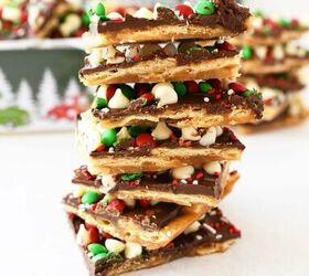 This Christmas crack will satisfy all of your salty & sweet cravings (delish!)