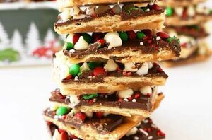 This Christmas crack will satisfy all of your salty & sweet cravings (delish!)