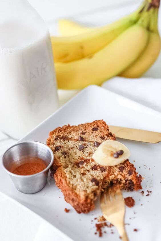 cinnamon crunch banana bread, slice of banana bread