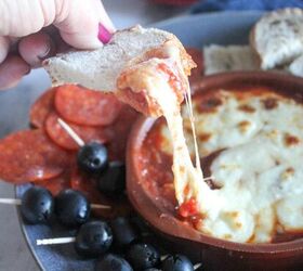 This 5-ingredient pizza dip always disappears very quickly