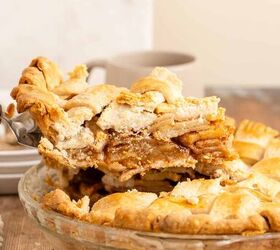 apple pie a la mode, Apple Pie a la Mode Slice being lifted out of whole pie