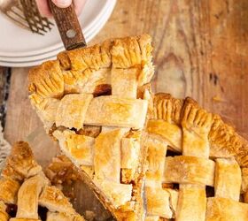 apple pie a la mode, Apple Pie a la Mode Slice being lifted out of whole pie