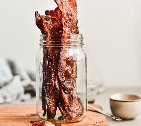 million dollar bacon, Hand taking a piece of the million dollar bacon from the jar