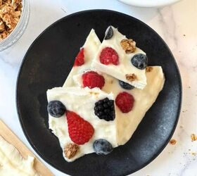greek yogurt bark, Frozen Greek Yogurt Bark broken into pieces and stacked on a black plate