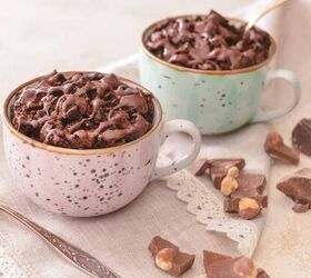 coffee mug cake recipe easy microwave coffee mug cake, Two servings of coffee mug cake in two different colored mugs