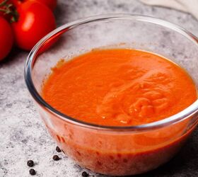 no cook pizza sauce 5 min, Pizza sauce in a glass bowl next to fresh tomatoes a napkin and black pepper