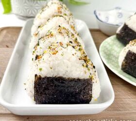 tuna onigiri recipe a quick and tasty japanese snack, A plate of tuna onigiri garnished with rice seasoning