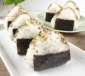 tuna onigiri recipe a quick and tasty japanese snack, A plate of tuna onigiri displaying on two different plates