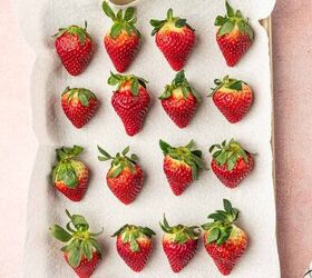 nutella covered strawberries, Drying the fresh strawberries in a baking tray lined with parchment paper
