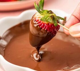 nutella covered strawberries, Strawberry dipped in the nutella chocolate mixture