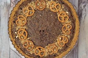 This chocolate pretzel tart is the perfect mix of sweet and salty!