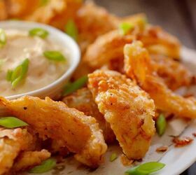 onion petals air fryer onion petal recipe, Close up image of air fryer onion petals on a plate