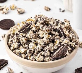 cookies and cream popcorn, A bowl of cookies and cream popcorn with crushed Oreos on top