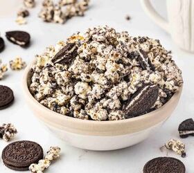 cookies and cream popcorn, Serving bowl of cookies and cream popcorn with a sprinkle of Oreos