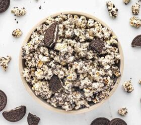 cookies and cream popcorn, Serving bowl of cookies and cream popcorn for a party