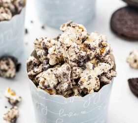 cookies and cream popcorn, Serving cups of cookies and cream popcorn with Oreos