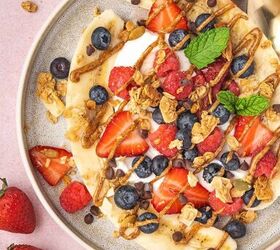 high protein banana split yogurt recipe for breakfast, Delicious Greek yogurt banana split topped with fresh berries and crunchy granola