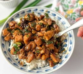classic chinese scallion chicken recipe in 30 minutes, Chinese scallion chicken cooked with scallions and sauce presented in a white bowl