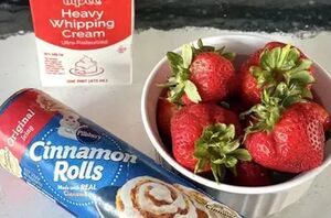 Have you ever heard of anything more dreamy than a strawberry cinnamon roll casserole?!