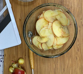 apple rose tart for two, Bowl with thinly slices apples