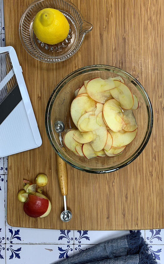apple rose tart for two, Bowl with thinly slices apples