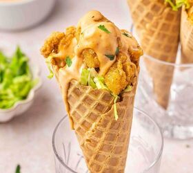 spicy chicken waffle cones with creamy sriracha sauce, Waffle cones filled with crispy chicken lettuce and creamy sriracha