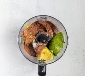 avocado chocolate pudding, Ingredients for avocado chocolate pudding in a blender