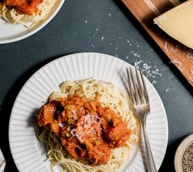beef bolognese, Plate of noodles with bolognese sauce on top