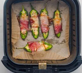 air fryer bacon wrapped jalapeno poppers, Crispy bacon wrapped jalapeno poppers in air fryer basket