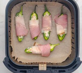 air fryer bacon wrapped jalapeno poppers, Uncooked bacon wrapped jalapeno poppers in air fryer basket
